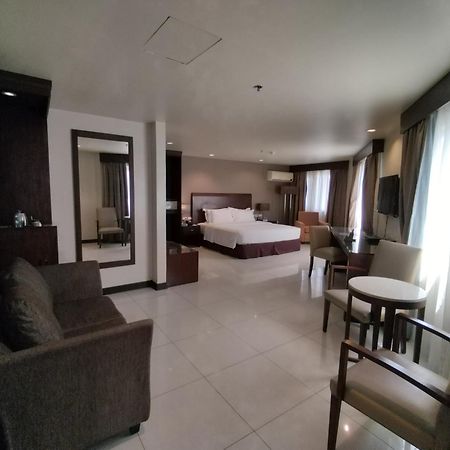 Mandarin Plaza Hotel Cebu Exteriör bild